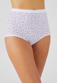 Hooggeribbelde damesonderbroek in het wit met een lavendelkleurig bladerenpatroon, met kantafwerking bij de taille en de beenopeningen.