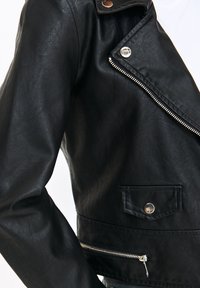 Czarna skórzana kurtka motocyklowa z ukośnym zamkiem błyskawicznym, detalami w postaci zatrzasków oraz kieszenią na piersi. Tekstura jest gładka i matowa.