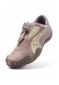 Chaussure de sport marron clair avec des picots texturés sur la semelle, marquage beige, et deux larges brides à velcro sur le dessus.