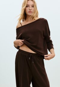 SOFT-TOUCH EXPOSED SHOULDER - Mikina - mottled brown