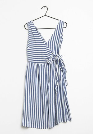 Robe rayée en bleu et blanc avec un design à nouer. Présente un décolleté en V profond, des manches sans manches et une taille nouée. Tissu léger.