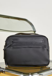 Rains CARGO BOX BAG UNISEX - Borsa a mano - black