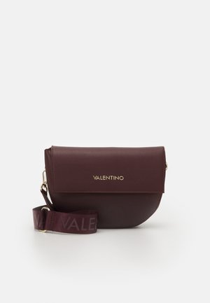Mørkebrun Valentino crossbody taske med flaplukning og justerbar stofrem med mærkenavn detalje.