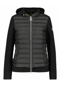 Sort puffer-jakke med lynlås fortil, udstyret med hætte og ærmer i sort stof. Den har en quiltet tekstur og et rundt logo på ærmet.