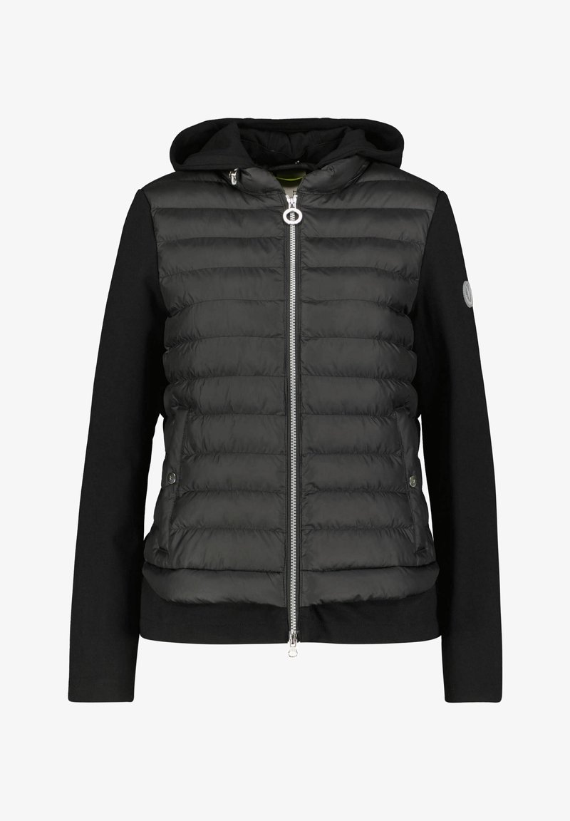 Sort puffer-jakke med lynlås fortil, udstyret med hætte og ærmer i sort stof. Den har en quiltet tekstur og et rundt logo på ærmet.