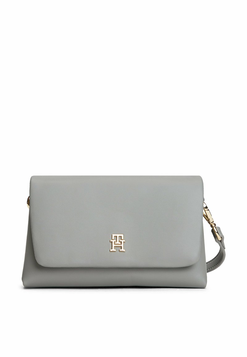 Bolso de mano de cuero gris con solapa plegable, herrajes dorados y un acento con el logo en la parte frontal. Cuenta con una correa de hombro desmontable.