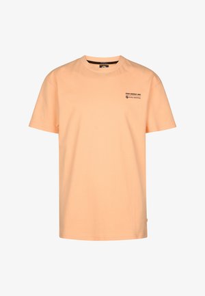 Lyseorange bomulds-T-shirt med korte ærmer, rund halsudskæring og et lille sort trykt logo øverst til venstre.