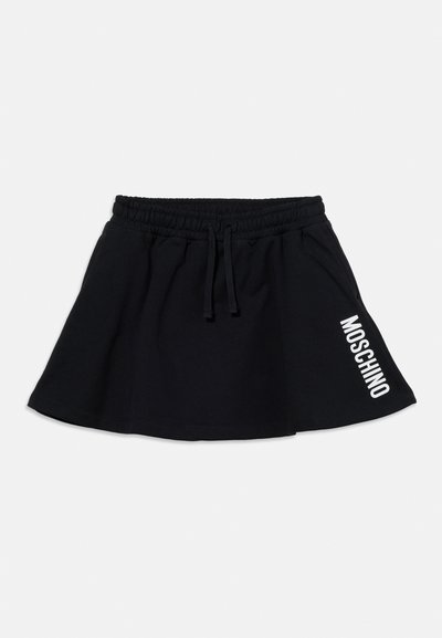 Jupe noire évasée avec taille élastique et cordon de serrage, avec le texte blanc « MOSCHINO » sur le côté inférieur droit.