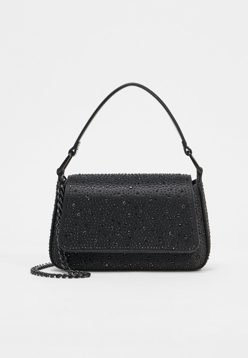 Borsa nera con superficie testurizzata, decorata con piccole perline nere, una maniglia superiore e una tracolla rimovibile. La chiusura presenta un design a pattina.