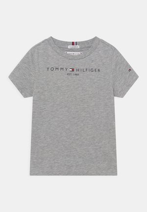 Grå kortærmet bomulds-T-shirt med teksten "Tommy Hilfiger EST. 1985" og brandets flaglogo på bryst og ærme.