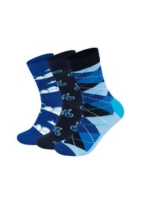 Sæt med tre blå sokker: en ensfarvet blå, en med skyer og cykler, og en med diamantmønster og cykler. Materiale af bomuldsblanding.