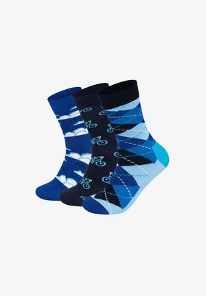 Set aus drei blauen Socken: eine einfarbige blaue, eine mit Wolken und Fahrrädern und eine mit diamantförmigem Muster und Fahrrädern. Material aus Baumwollmischung.