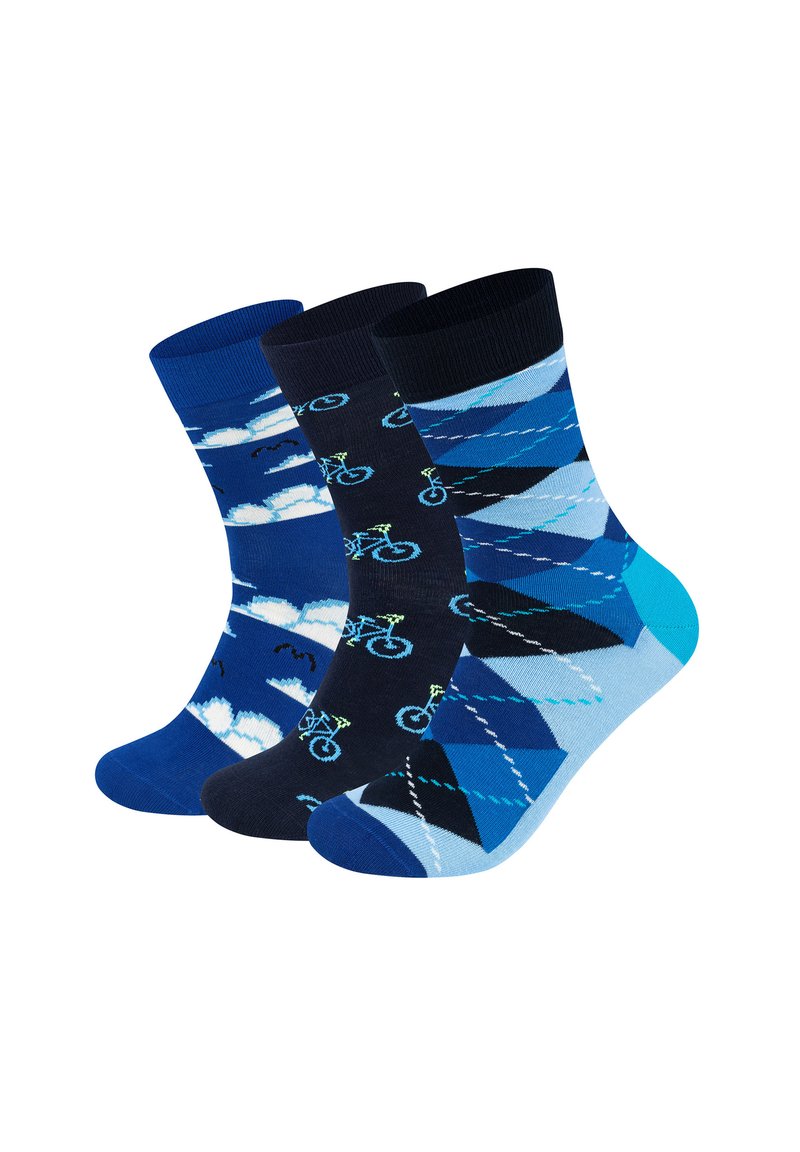 Sæt med tre blå sokker: en ensfarvet blå, en med skyer og cykler, og en med diamantmønster og cykler. Materiale af bomuldsblanding.