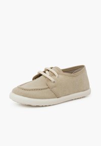 Scarpa in tela beige con suola in gomma bianca, punta rotonda e lacci bicolore. Presenta dettagli cuciti e una morbida fodera interna.