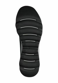 Semelle de chaussure noire avec des rainures horizontales et des crêtes surélevées ; présente des accents blancs et un design de pointe arrondie pour une meilleure traction et adhérence.