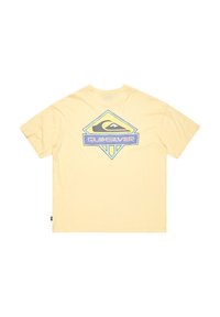 Žluté bavlněné tričko s velkým barevným logem Quiksilver na zadní straně, s diamantovým obrysem a grafikou hory.