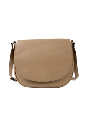 Sac bandoulière en cuir beige texturé avec rabat arrondi et sangle réglable, design minimaliste et petit logo de marque embossé à l'avant.