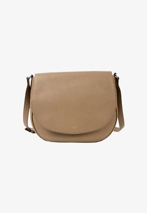 Sac bandoulière en cuir beige texturé avec rabat arrondi et sangle réglable, design minimaliste et petit logo de marque embossé à l'avant.