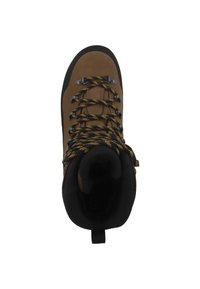 Bottes de randonnée marron avec des accents noirs, tige en daim texturé, lacets à motifs jaunes et noirs, et semelle en caoutchouc. Onglet de tirage vertical au niveau du talon.