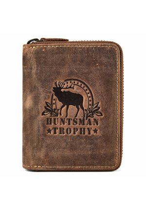 Cartera marrón de cuero con cremallera, con silueta de alce en relieve y las palabras "Huntsman Trophy" rodeadas de estrellas y hojas.
