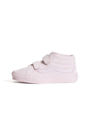 Jasnoróżowe buty sportowe typu high-top z dwoma paskami na rzepy, przeszywanym falistym detalem i teksturowaną gumową podeszwą, widoczne z profilu.