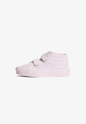 Hellrosa High-Top-Sneaker mit zwei Klettverschlüssen, genähter Wellenoptik und strukturierter Gummisohle, seitlich dargestellt.