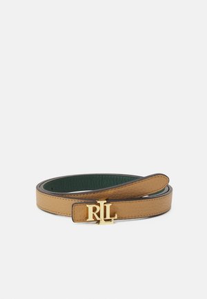 Ceinture en cuir fauve enroulée avec finition texturée et boucle en métal doré présentant des initiales R et L entrelacées sur fond uni.