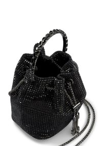 Schwarze Bucket Bag aus strukturiertem Stoff, mit einem gewobenen Muster, Kettenriemen und einem Zugverschluss mit metallischen Akzenten.