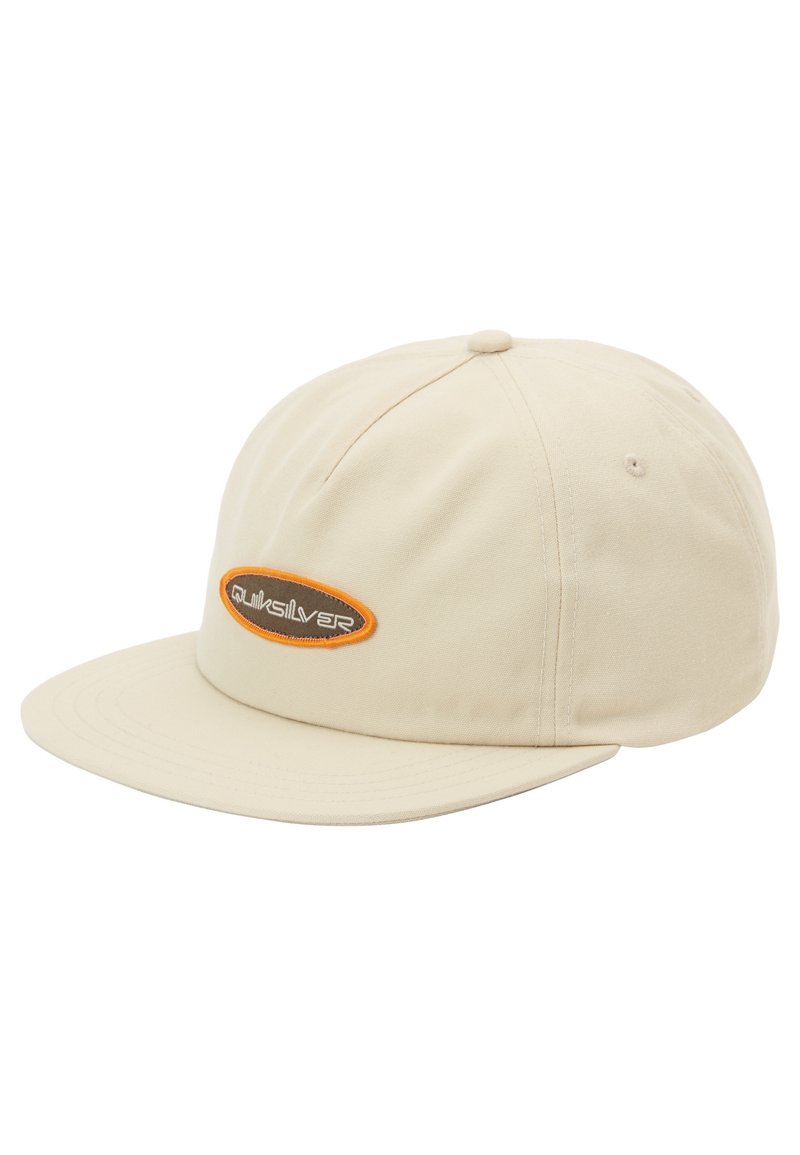 Gorra de béisbol beige con visera plana. Presenta un logotipo bordado en marrón y naranja en la parte frontal. Hecha de una tela suave con una textura sutil.