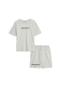 Grijze set van een T-shirt met korte mouwen en shorts. Gemaakt van zachtmateriaal. Bevat het logo van "McLaren Formula 1 Team" op beide stukken. Relaxte fit.