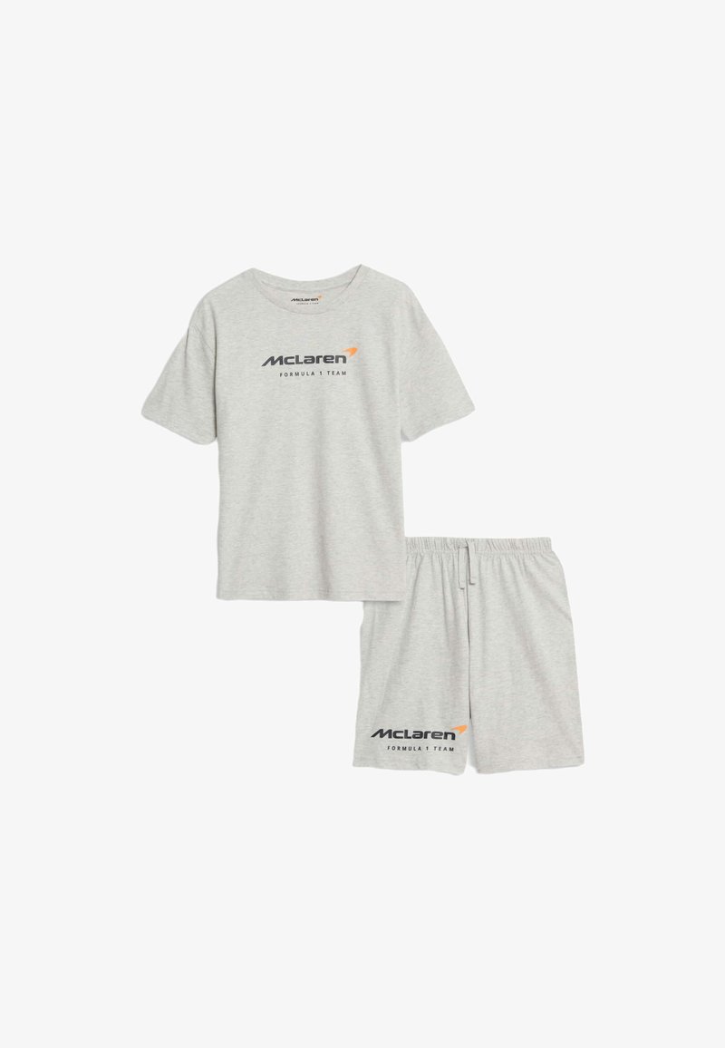 Conjunto de camiseta de manga corta y pantalones cortos en gris. Fabricado con tela suave. Presenta el logo de "McLaren Formula 1 Team" en ambas piezas. Corte relajado.