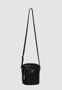 Borsa a tracolla in pelle nera con tracolla regolabile, compartimento principale con zip, tasca frontale e dettaglio discreto con logo a triangolo.