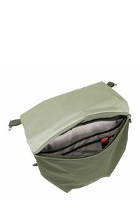 Bolsa de tela verde con abertura de cremallera, que presenta un exterior texturizado y un interior forrado, incluyendo bolsillos organizadores internos.