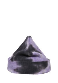 Strikket lue med spiss topp, i et lilla og svart tie-dye mønster. Myk tekstur og ribbestrikket mansjett for en tett passform.