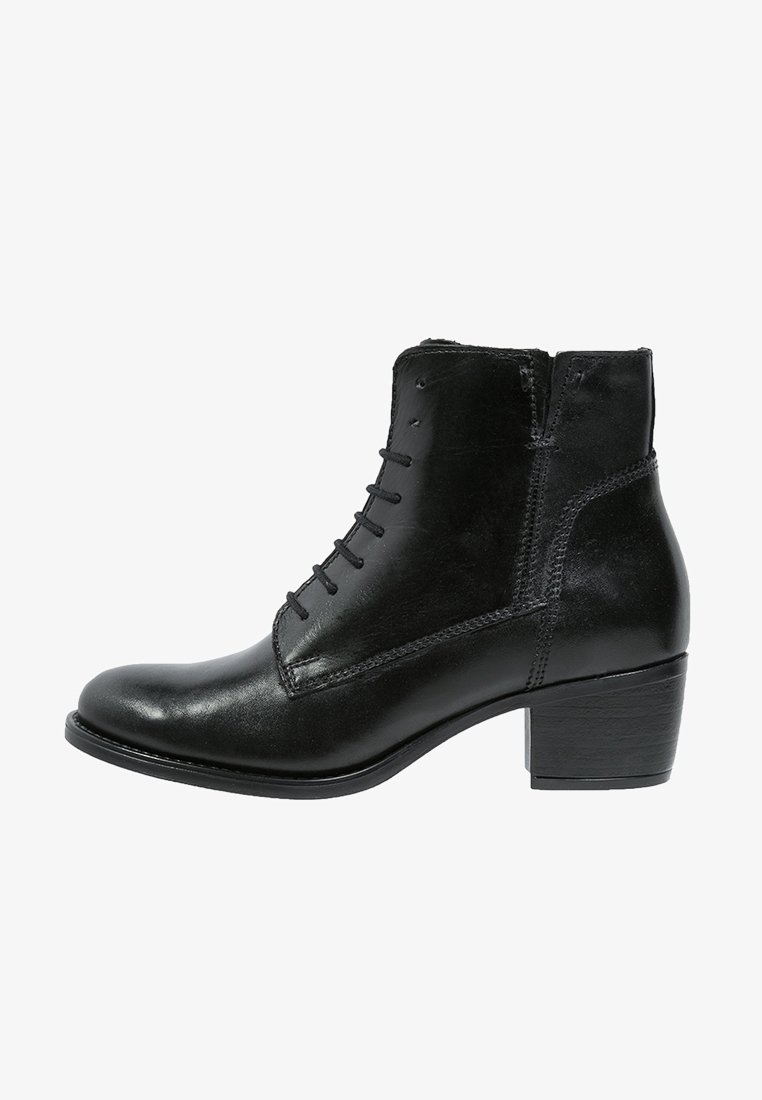Bottine noire en cuir avec laçage à l'avant et petit talon bloc, détail de couture latérale et bout rond lisse.