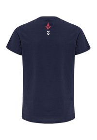 Mörkblå bomulls-t-shirt med korta ärmar och rund halsringning. Har en röd stjärna och vita chevrons tryckta på övre delen av ryggen.