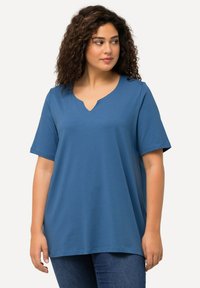 T-shirt blu a maniche corte realizzato in cotone morbido. Presenta un collo a V e una vestibilità comoda con una texture liscia.