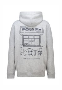 Felpa grigia con un design stampato di una scena da caffè, con contorni stilizzati di sedie e un tavolo, e la scritta "BROOKLYN BREW."