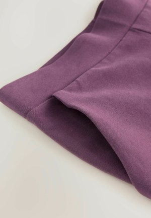 Tissu violet avec une texture lisse, présentant un bord ourlé. Le design est minimal, avec des lignes épurées et sans motifs visibles.