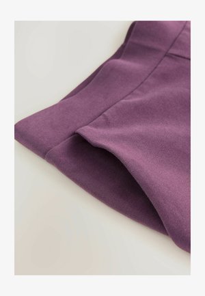 Violets audums ar gludu tekstūru, ar salocītu maliņu. Dizains ir minimāls, ar skaidrām līnijām un bez redzamām rakstām.