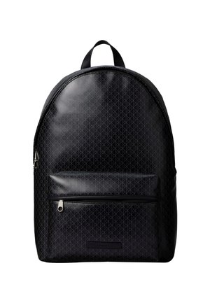 Rucsac negru cu un model geometric subtil, buzunar frontal cu fermoar și mâner pentru transport în partea de sus, pe un fundal alb.