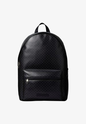Musta reppu, jossa on hienovarainen geometrinen kuvio, etutasku vetoketjulla ja yläkahva valkoista taustaa vasten.