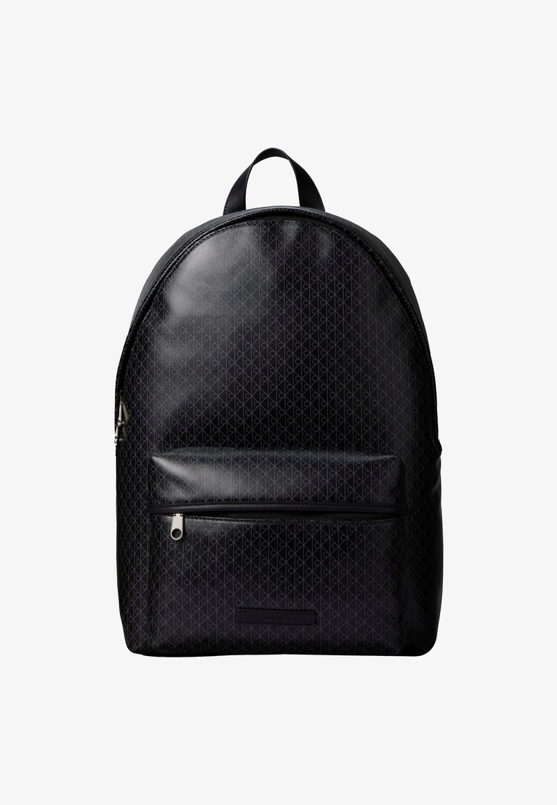Μαύρο σακίδιο πλάτης με διακριτικό γεωμετρικό σχέδιο, μπροστινή τσέπη με φερμουάρ και κορυφαία χειρολαβή, πάνω σε λευκό φόντο.