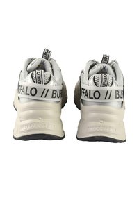 Objemné tenisky s bílou síťovinou na vršku, stříbrnými akcenty a černou gumovou podrážkou. Na patě se nachází výrazné logo "BUFFALO".