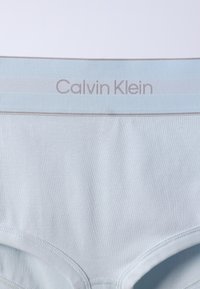 Φωτεινά μπλε εσώρουχα Calvin Klein με υφή από ριμπ ύφασμα και γκρι ελαστική μέση με το λογότυπο Calvin Klein.