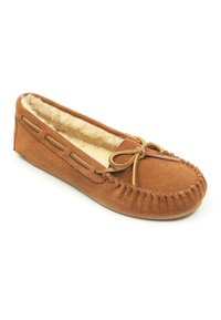Bruine suede pantoffel met een zachte, roomkleurige voering, een decoratieve strik en gestikte details langs de rand. Platte rubberen zool.
