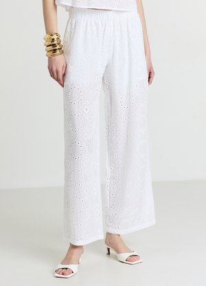 Pantaloni bianchi a gamba larga con motivo floreale ricamato e dettagli traforati. Vita elasticizzata. Tessuto liscio e leggero.