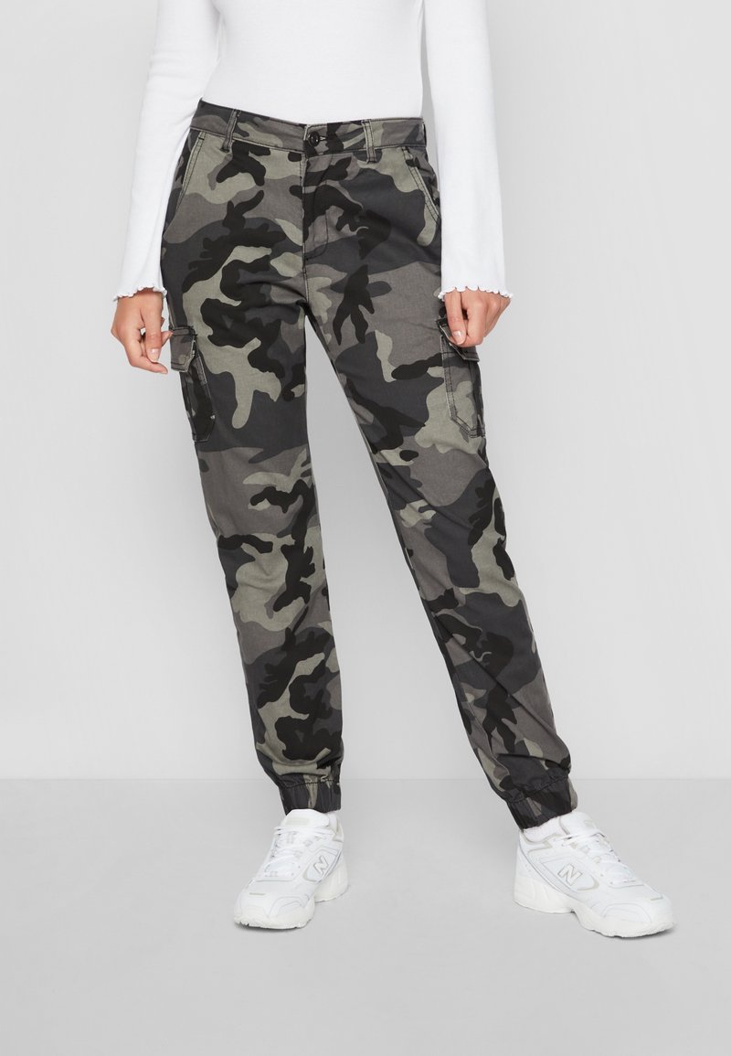 Pantalones cargo de camuflaje en tonos de gris y negro, con puños elásticos, bolsillos laterales y cierre de botón en la cintura.