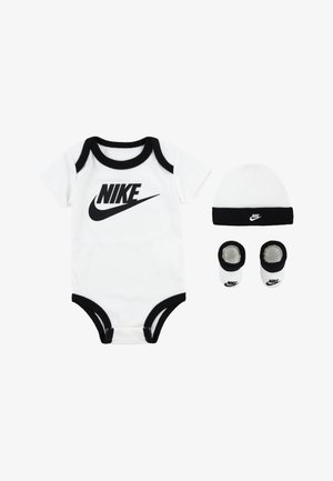 Valge lühikese varrukaga beebiülikond mustade detailidega, millel on suur must Nike logo. Komplektil on ka sobiv müts ja paar saapaid.