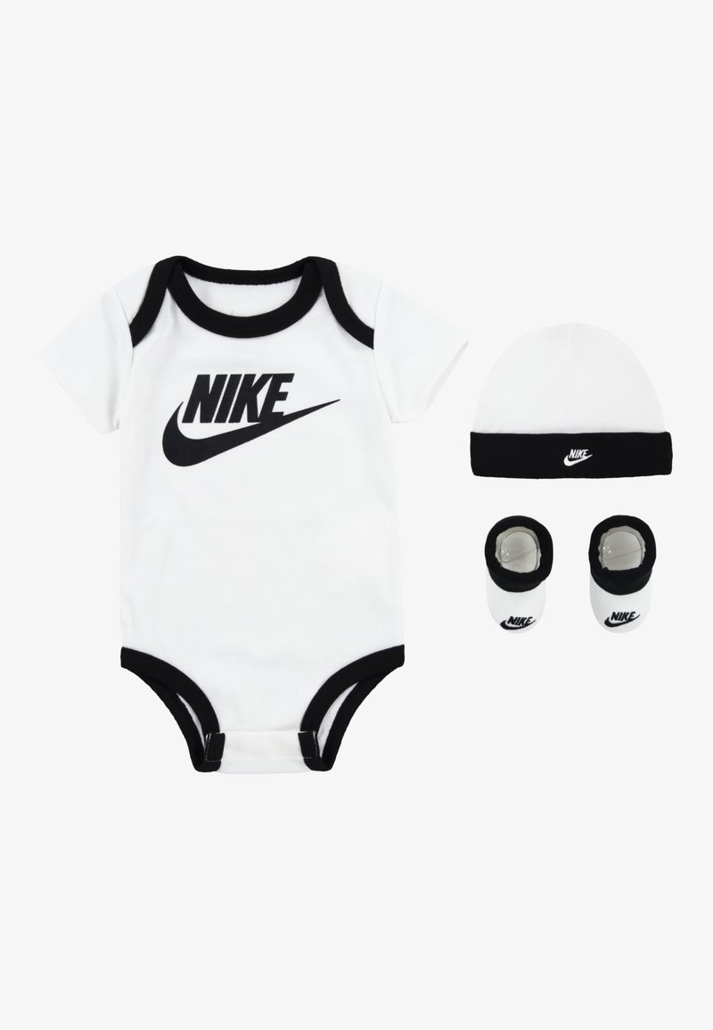 Une combinaison courte blanche à manches courtes avec des accents noirs, ornée d'un grand logo Nike noir. Comprend un bonnet assorti et une paire de chaussons.